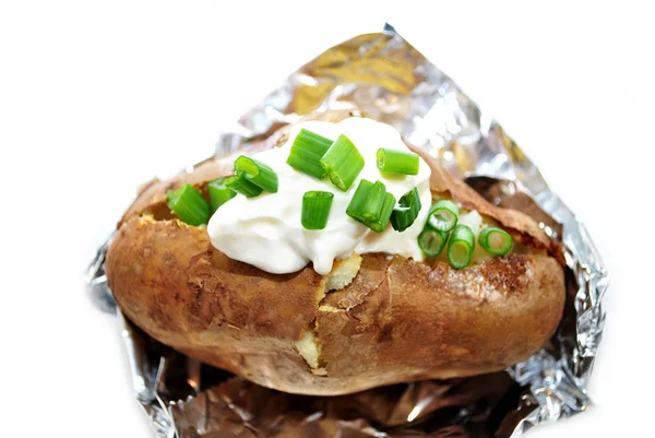 Bakad potatis med gräddfil och färsk gräslök — Stockfoto