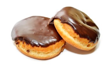 İki Çikolata kaplı kremalı donut.