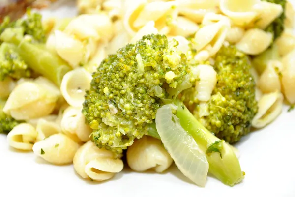 Broccoli freschi con cipolla e pasta di guscio — Foto Stock