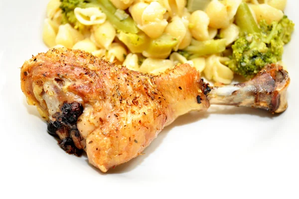 Gamba di pollo arrosto al forno con erbe — Foto Stock