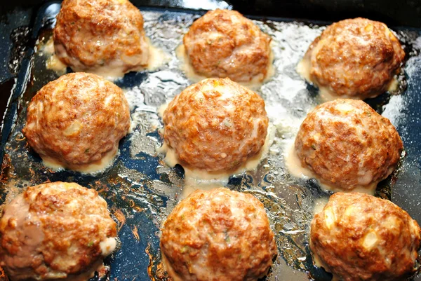 Gehaktballetjes in een pan bakken — Stockfoto