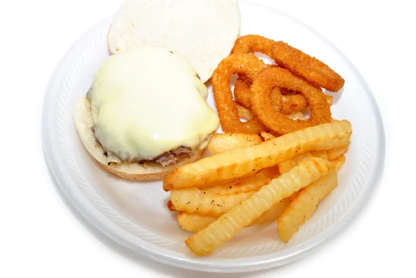 Cheesy burgare med lökringar och pommes frites — Stockfoto