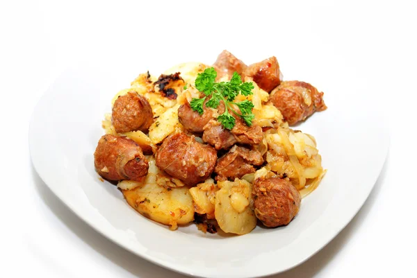 Bratwurst mit Kartoffeln auf einem Teller serviert — Stockfoto
