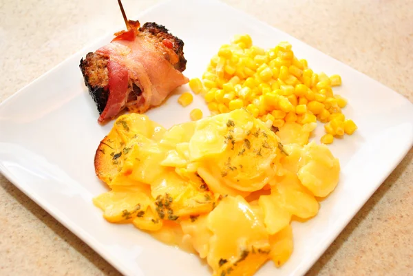 Comida gourmet de cazuela de patata con pan de carne envuelto en tocino — Foto de Stock