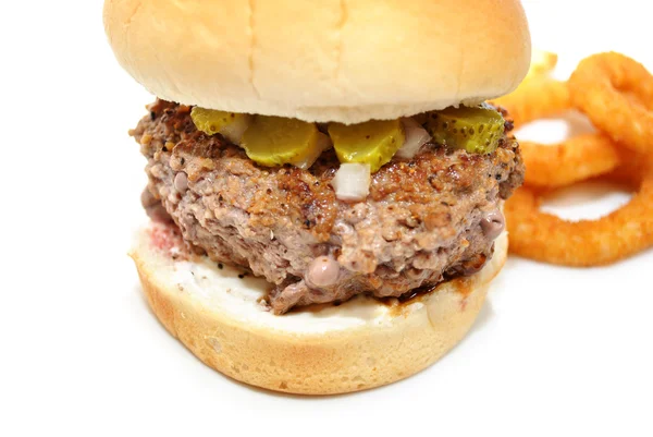 Редкий гамбургер на булочке — стоковое фото