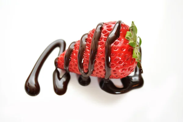 Chutná čokoláda na celé jahody — Stock fotografie