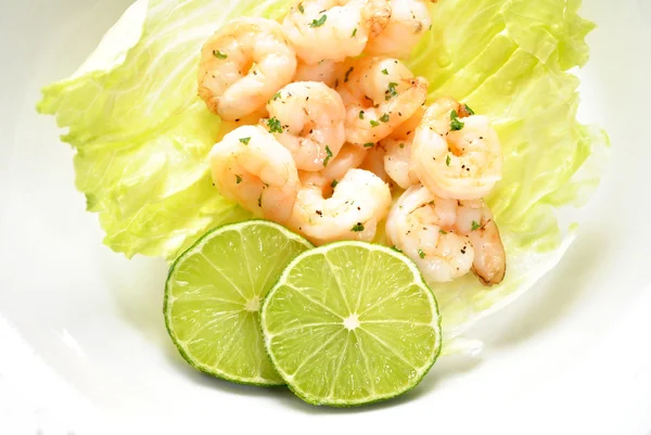 Appetizer of Shrimps with Lime Slices — Stock Photo, Image