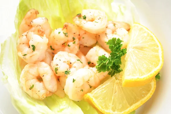 Salada de camarão gourmet com fatias de limão — Fotografia de Stock