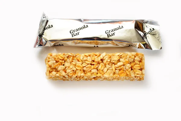 Barra di granola confezionata isolata su bianco — Foto Stock