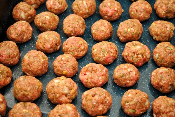 Lots of Raw Meatballs in a Pan — Stock Photo, Image