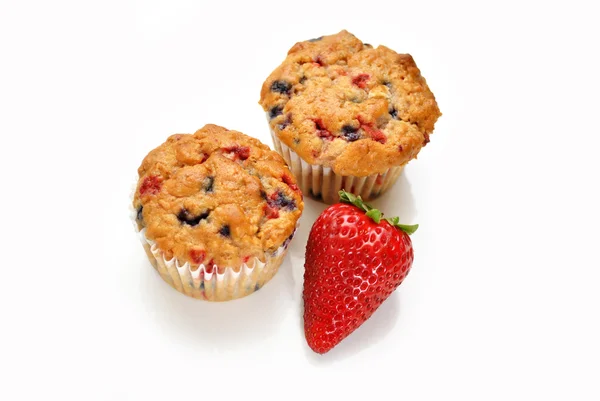 Muffins de bayas perfectas con una fresa fresca — Foto de Stock