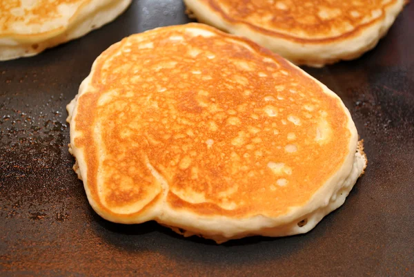 Panqueques cocinando en una plancha — Foto de Stock