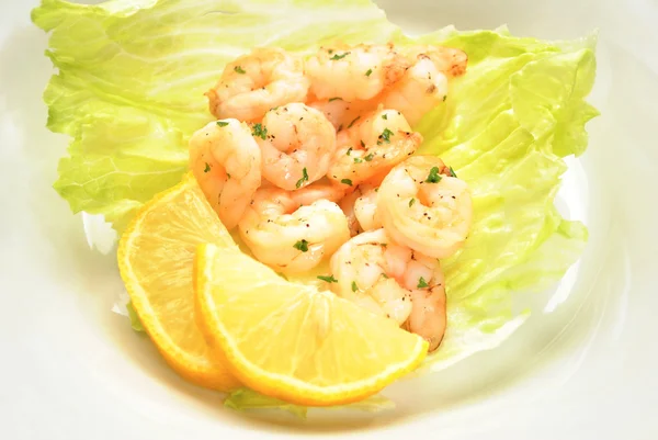 Shrimp Salad with Lemon Wedges — Stock Photo, Image