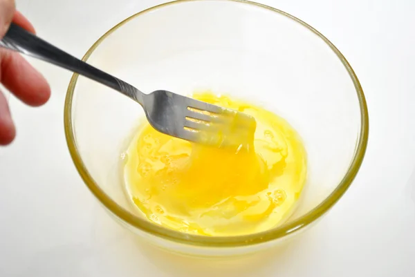 Scrammling egy tojást, egy üvegtál — Stock Fotó