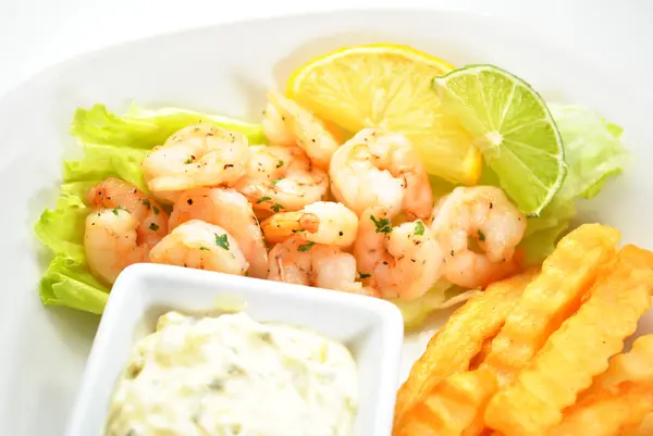 Ensalada de camarones y papas fritas para el almuerzo —  Fotos de Stock