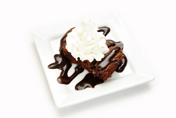 Kuchen Brownie mit Schokoladensirup und Sahne — Stockfoto