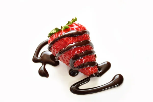 Verse aardbeien besprenkeld met chocolade saus — Stockfoto