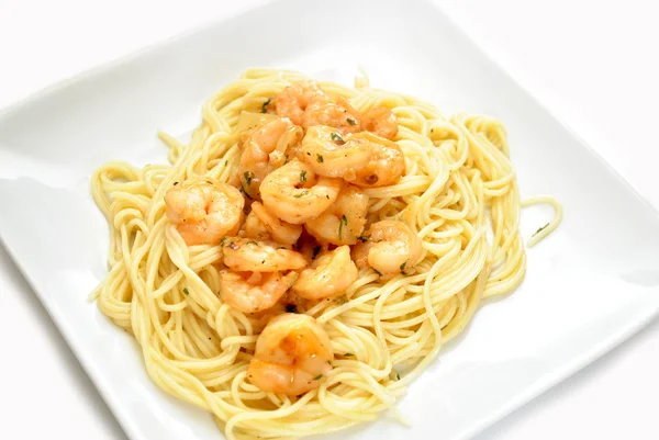 Shrimp Scampi serviert auf einem weißen Teller — Stockfoto