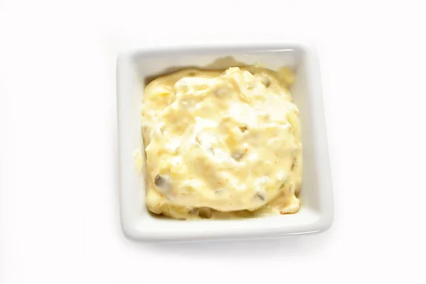 Salsa tártara en un tazón blanco cuadrado — Foto de Stock