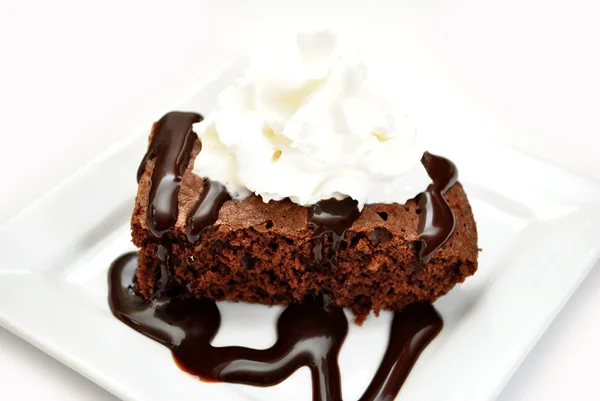 Dessert de brownie sucré servi sur une assiette blanche — Photo