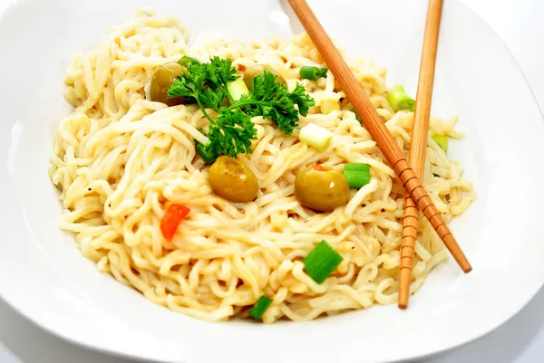 Thaise noedels met groenten en chop sticks — Stockfoto