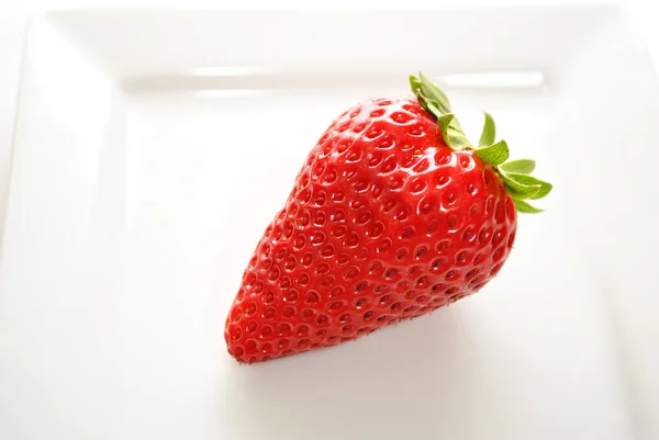 Whole Ripe Strawberry on a White Plate — Stock Photo, Image