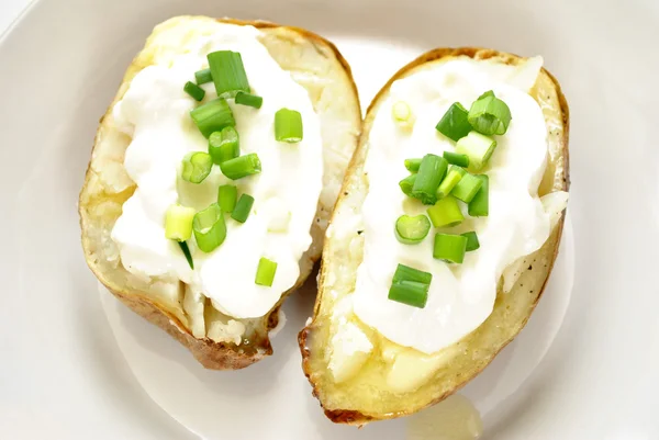 Gebackene Kartoffelhälften mit Butter, Sahne und Schalotten — Stockfoto