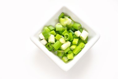 kare bir kaseye doğranmış yeşil scallions