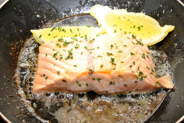 Cocinar salmón fresco en mantequilla con limón — Foto de Stock
