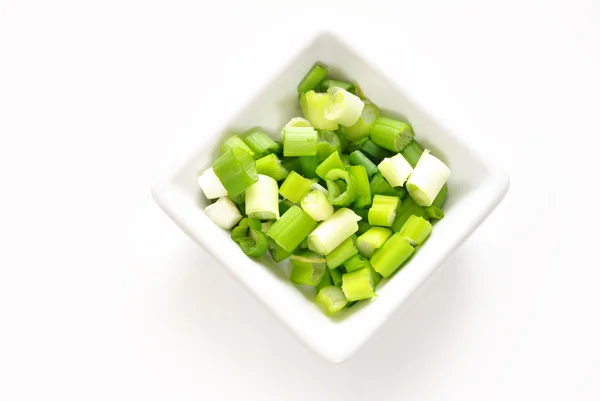 Zelená jarní cibulkou nakrájenou v čtvercová mísa — Stock fotografie