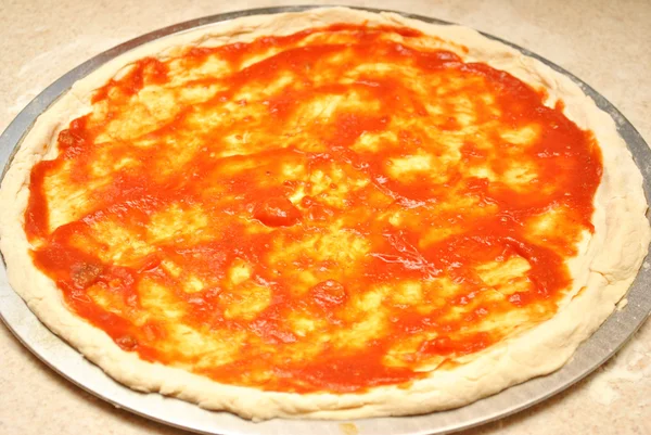 Crosta di pizza fatta in casa con salsa — Foto Stock