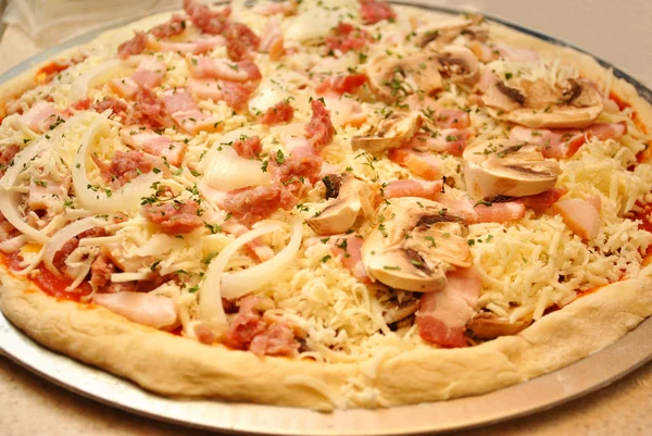 Birçok Topingler ile ham ev yapımı pizza — Stok fotoğraf