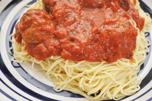 Grande serviço de espaguete e almôndegas — Fotografia de Stock