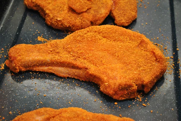 Raw Breaded Pork Chops in a Pan — Stock Photo, Image
