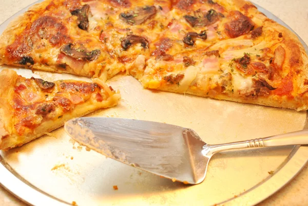 Servir une tarte à la pizza savoureuse — Photo