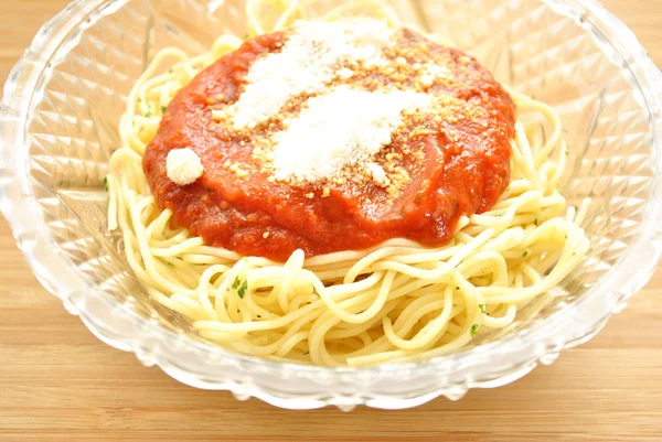 Spaghetti mit Sauce und geriebenem Käse — Stockfoto