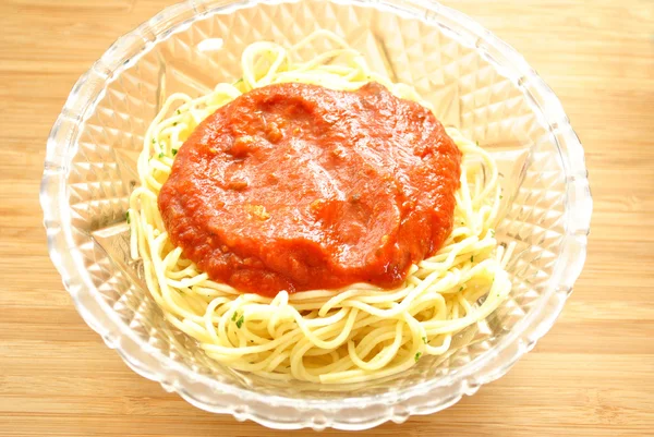 Dunne spaghetti met saus in een glazen kom — Stockfoto