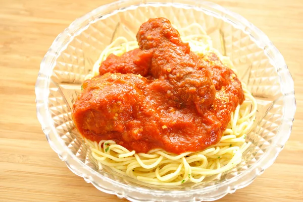 Tunn spaghetti i en glasskål med sås och kött — Stockfoto