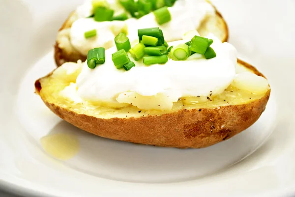 Comida vegetariana de patata al horno y condimentos — Foto de Stock