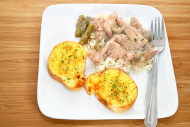 sarımsaklı ekmek tavuk ve pilav yemek