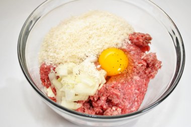 yumurta, panko ekmek kırıntısı ve kıyılmış soğan kıyma