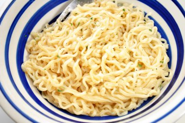 tereyağı ve otlar ile düz ramen erişte