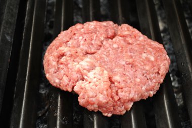 Yaz ızgarada taze çiğ hamburger