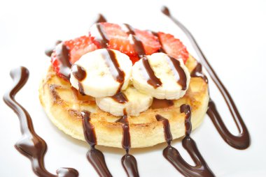 Waffle tatlı taze meyve ve çikolata sryup