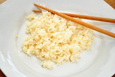 tabak içinde pirzola ile beyaz pirinç sopa