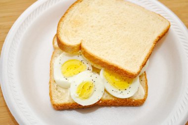 Bütün yumurta sandviç yemek ya da kahvaltı için