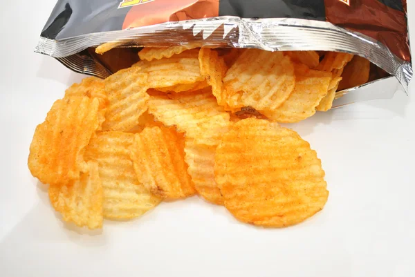 Paket dışarı dökülmesini sıcak baharatlı cips — Stok fotoğraf