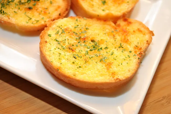 Nahaufnahme einer Scheibe Knoblauchbrot — Stockfoto