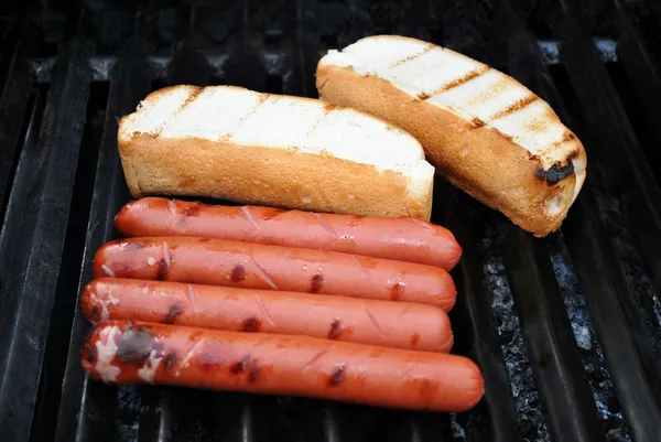 Hot Dogs and Buns on a Summer Grill — Stock Photo, Image