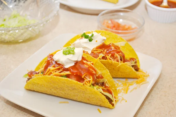 Taze malzemelerle dolu taco kabukları — Stok fotoğraf